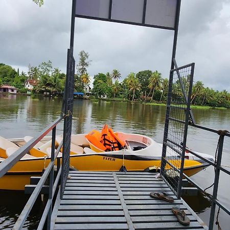 Punerjeni Homes Alappuzha Bagian luar foto