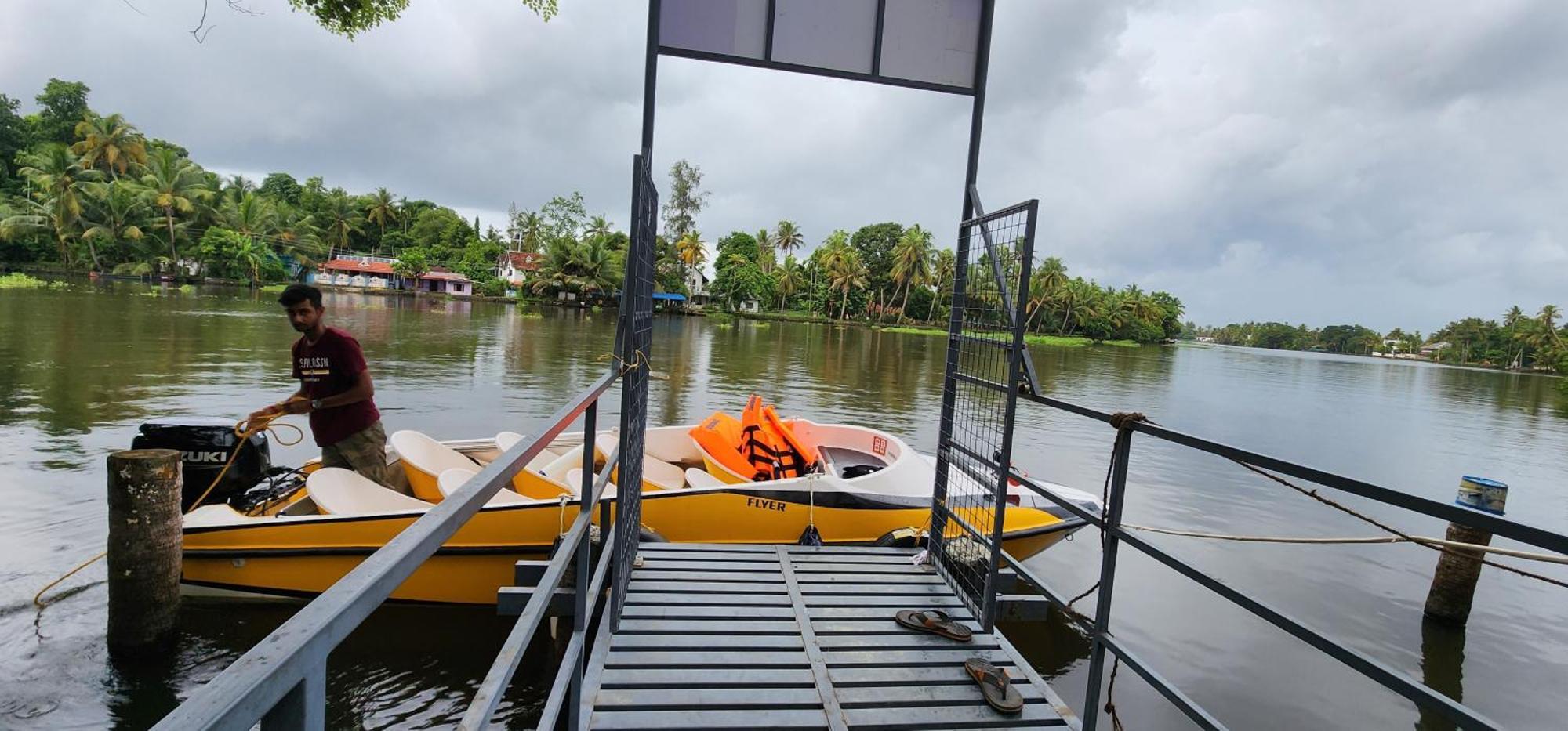 Punerjeni Homes Alappuzha Bagian luar foto
