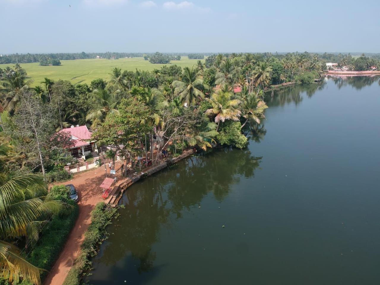 Punerjeni Homes Alappuzha Bagian luar foto