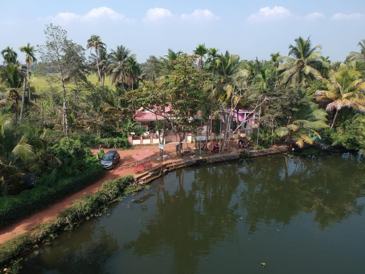 Punerjeni Homes Alappuzha Bagian luar foto