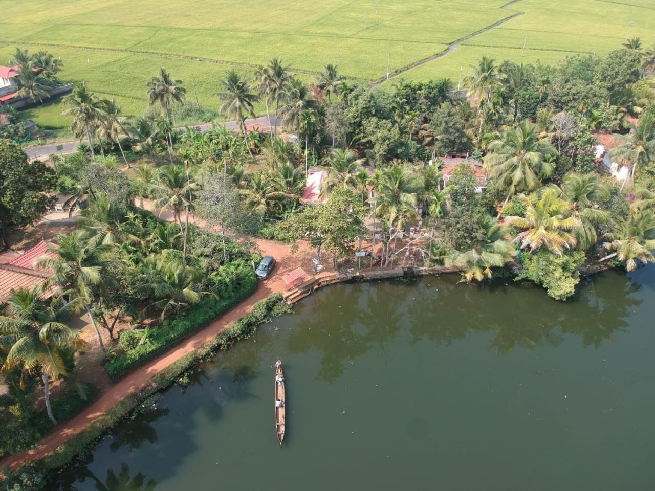 Punerjeni Homes Alappuzha Bagian luar foto